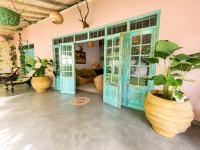 Ronaya Surf Waves - B&B Horagoda