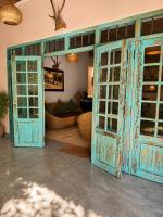 Ronaya Surf Waves - B&B Horagoda
