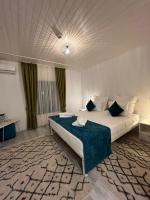 Zimmer mit Kingsize-Bett