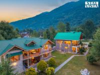 StayVista at Raison Meadows Riverside Retreat with Bonfire and Outdoor Games - Chambres d'hôtes Kukri Ser