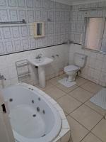 Charles Guest House - B&B Germiston