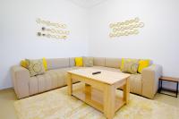 2-Bedroom Apartment with Balcony & Pool - B&B Assila