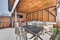 The Hollywood House a Luxury Home With an Outdoor Kitchen and 100 Inch TV - Chambres d'hôtes Dallas