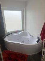 Hyggelig lejlighed med jacuzzi og moderne opholdsområde - B&B Ranum