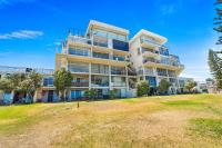 Coastal Convenience 2BR 50m To The Beach - Bed and Breakfast Perth