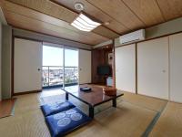 Camera in Stile Giapponese con Bagno in Comune e Servizi Igienici Privati