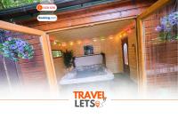 3 Bedroom Cabin with Hot Tub By Travel Lets Holiday Homes Mulroy Bay Resort Kerrykeel - Chambres d'hôtes Kerrykeel