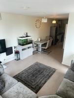Luxury Apartment Balcony View Tube 2 min Walk - Chambres d'hôtes Goodmayes