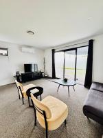 Spacious Christchurch Home, Sleeps 8, Free Parking - Bed and Breakfast Christchurch