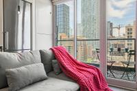 Entire 1BR - Walk to CF Toronto Eaton Centre Yonge Dundas Square Prime Downtown - Bed and Breakfast Toronto