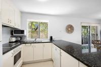 The Sunshine Villa 2 Min walk to Village Beach - Chambres d'hôtes Sunshine Beach