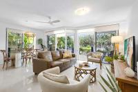 The Sunshine Villa 2 Min walk to Village Beach - Chambres d'hôtes Sunshine Beach