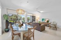 The Sunshine Villa 2 Min walk to Village Beach - Chambres d'hôtes Sunshine Beach