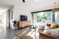 The Sunshine Bungalow Beautiful Noosa Home - Chambres d'hôtes Sunshine Beach