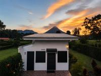 Villa Los Perezosos - Private Jacuzzi & Arenal Volcano View - La Fortuna - B&B La Fortuna