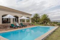 Barton Dove near Hermanus Pool Hot Tub - B&B Botrivier