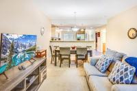 2BR Oyhut Bay Condo Fireplace Private Deck - Bed and Breakfast Ocean Shores