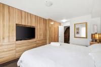 Bayview Townhouse 2BR & Parking - B&B Toronto