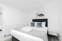 Deluxe One-Bedroom Apartment