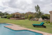 Barton Blue Crane near Hermanus Pool Hot Tub - Bed and Breakfast Botrivier