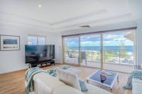 Sandcastles Penthouse w Pool & Sauna! - Bed and Breakfast Perth