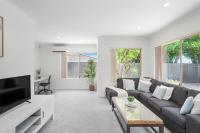 Relaxed Coastal Living 550m To Scarborough Beach - Bed and Breakfast Perth