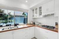 Relaxed Coastal Living 550m To Scarborough Beach - Bed and Breakfast Perth