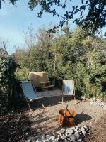 Pet Friendly Shepherd's Hut Sleeps 2 with Hot Tub - Chambres d'hôtes Bridgwater
