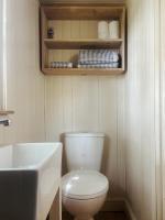 Pet Friendly Shepherd's Hut Sleeps 2 with Hot Tub - Chambres d'hôtes Bridgwater