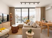 Solara 301 - Chic 2-BR Apt with Jacuzzi & Terrace in Larnaca - Bed and Breakfast Larnaca