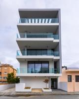 Solara 301 - Chic 2-BR Apt with Jacuzzi & Terrace in Larnaca - Bed and Breakfast Larnaca