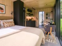 Luxury Mirrored Cabin with Sauna & Plunge Pool - Chambres d'hôtes Llanddyfnan