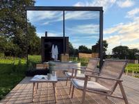 Luxury Mirrored Cabin with Sauna & Plunge Pool - Chambres d'hôtes Llanddyfnan