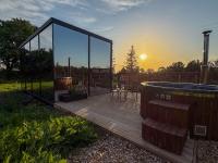 Stylish Mirrored Cabin with Hot Tub & Sauna - Ferienwohnung Llangefni