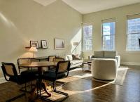 Downtown Luxe 2BR Loft Apt - Sleeps 8 - Walkable - B&B Milwaukee