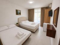 Habitación con cama extragrande y balcón