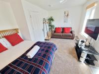 NightRest Homes 6 Bedroom House- Smart TV In each Room - Parking - Wifi -Milton Keynes - B&B Milton Keynes