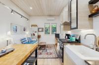 Charming coastal cottage with firepit and easy beach access - B&B Rockport
