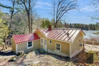 Charming cottage with a spacious deck overlooking the Megunticook River - B&B Camden
