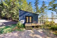 Modern Maine cottage with river views, deck, and a convenient washer/dryer - Bed and Breakfast Stockton Springs
