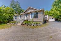 Inviting dog-friendly home with firepit & Ping-Pong - near Acadia National Park - B&B Ellsworth