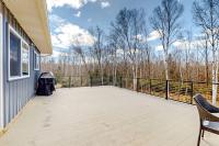 Dog-friendly apartment by Moosehead Lake with sprawling deck & firepit - B&B Rockwood