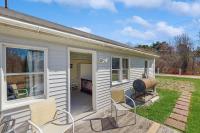 Charming, single-level getaway with a full kitchen, fast WiFi, & grassy yard - Ferienwohnung Boothbay