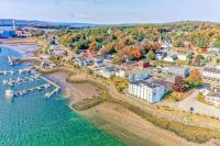 Ground-floor duplex with WiFi & W/D - walk to river and downtown - B&B Bucksport