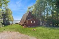 Comfy Lakefront Cabin with Gorgeous Views, Private Dock & Pebble Beach - B&B Kokadjo