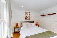 Brand-new dog-friendly home near Hancock Pond with firepit, grill, streaming, AC - Chambres d'hôtes Bucksport