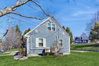 Charming Coastal House with Cozy Living Spaces and Outdoor Firepit - Chambres d'hôtes Winter Harbor
