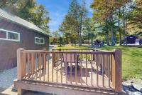 Dog-Friendly Lakefront Cabin with Private Dock, Epic Views of Lake & Mt Kineo - Chambres d'hôtes Rockwood