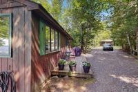 Cozy Lakefront Cottage with Dock, Mountain Views, Peaceful Location - B&B The Highlands