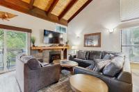 Your gateway to Tahoe with private beach access a lakefront pool & near skiing - B&B South Lake Tahoe